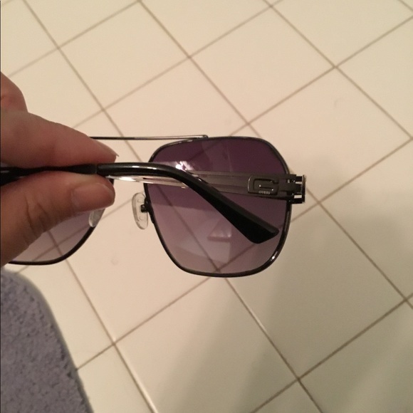 Men Guess Sunglasses - Picture 2 of 5